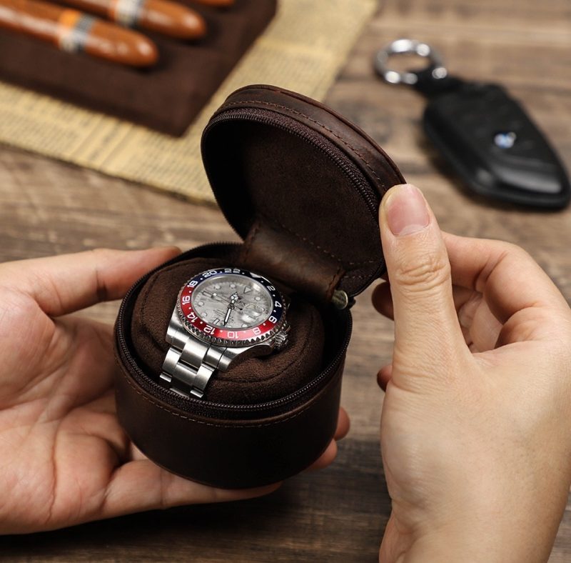 BUGOLINI Sarutobi - 1 Slot Leather Watch Holder With Zipper - Retro Watch Holder - Sincerus Leather - Coffee - Image 5