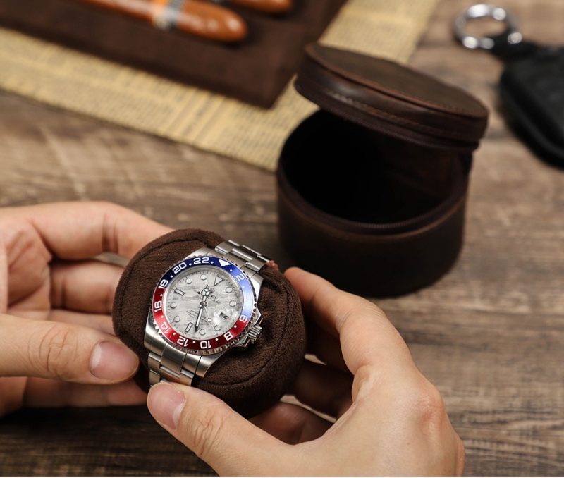 BUGOLINI Sarutobi - 1 Slot Leather Watch Holder With Zipper - Retro Watch Holder - Sincerus Leather - Coffee - Image 4
