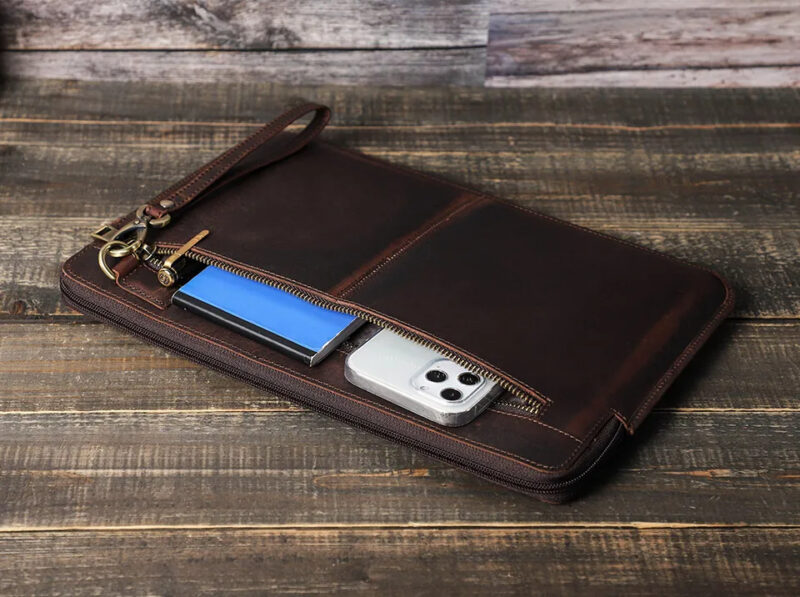 BUGOLINI Antonio - Leather Laptop Cover - Extra storage spaces - Echt Leder - Sleevetas - Made for 13.3 inch laptop for Macbook -Bruin - Image 19