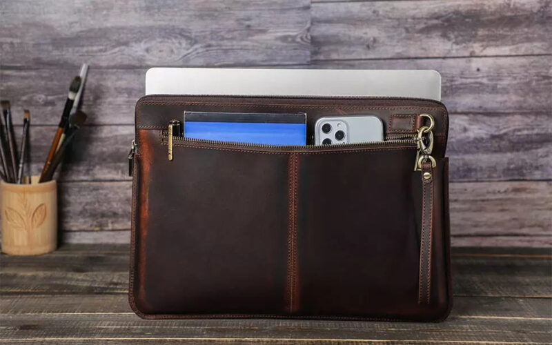 BUGOLINI Antonio - Leather Laptop Cover - Extra storage spaces - Echt Leder - Sleevetas - Made for 13.3 inch laptop for Macbook -Bruin - Image 9