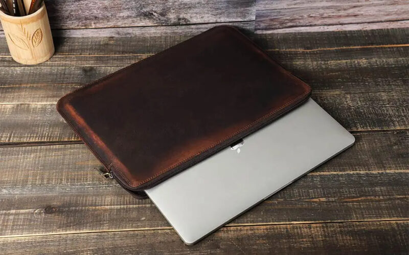 BUGOLINI Antonio - Leather Laptop Cover - Extra storage spaces - Echt Leder - Sleevetas - Made for 13.3 inch laptop for Macbook -Bruin - Image 10
