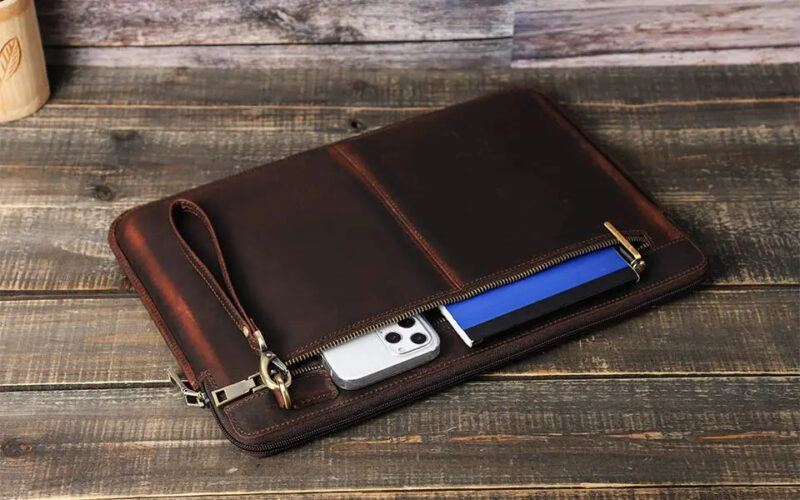 BUGOLINI Antonio - Leather Laptop Cover - Extra storage spaces - Echt Leder - Sleevetas - Made for 13.3 inch laptop for Macbook -Bruin - Image 11